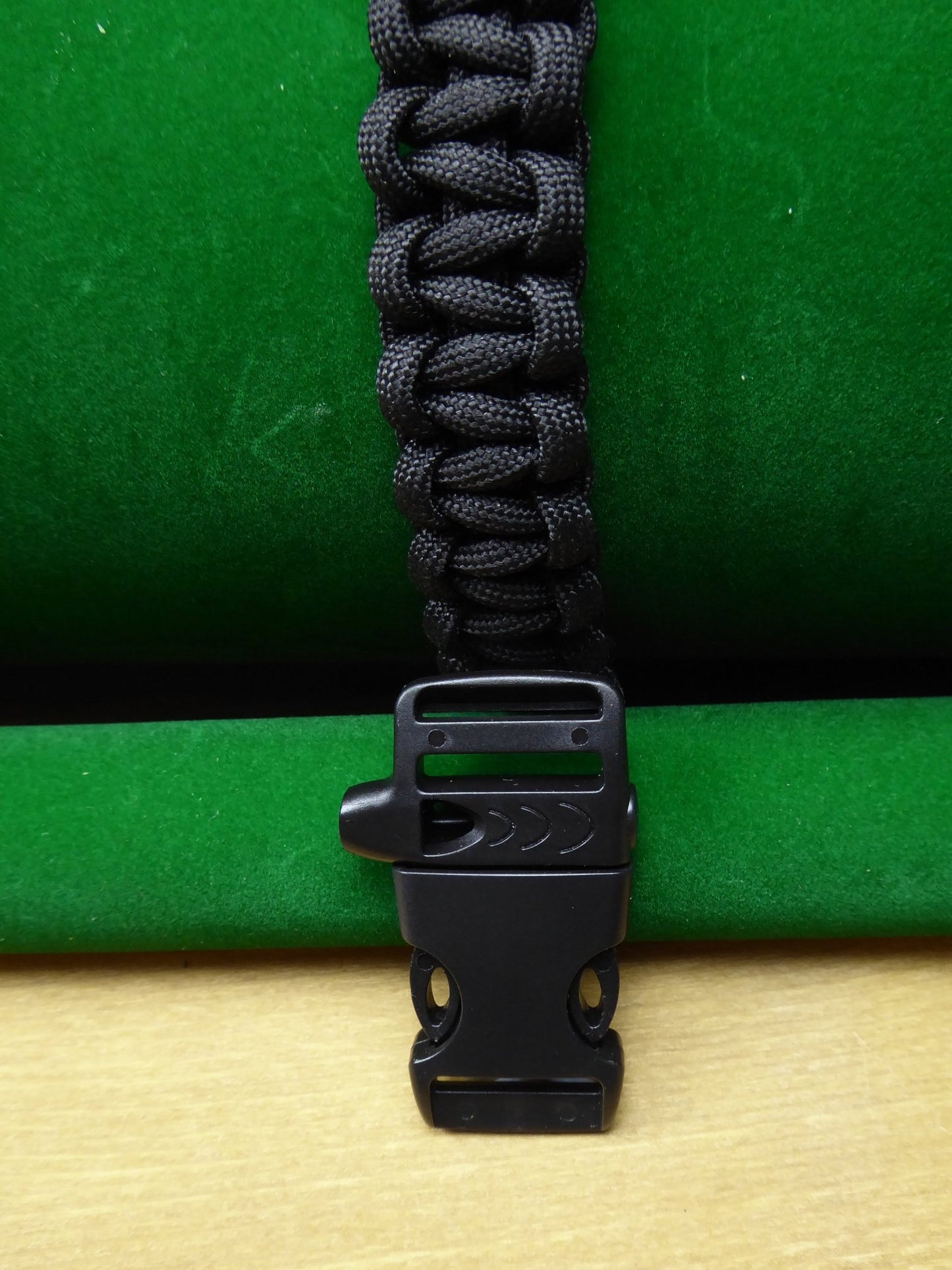 Paracord Buckle Bracelet kits with choice of colours Paracord Huggins Attic Black Black Plastic whistle Buckle  [Huggins attic]