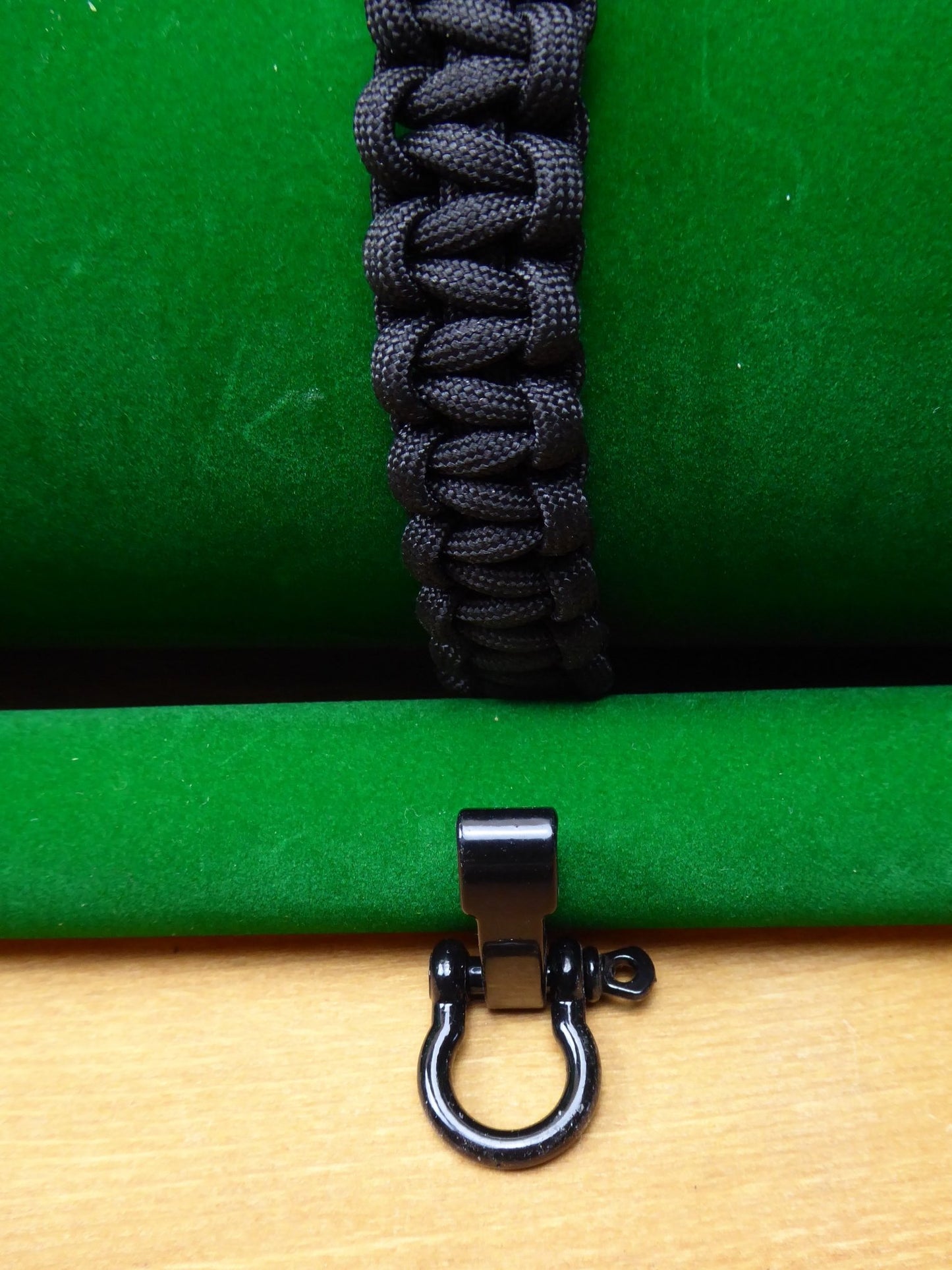 Black Paracord with choice of Buckle Bracelet kit. Paracord Huggins Attic Shiny Black Buckle   [Huggins attic]