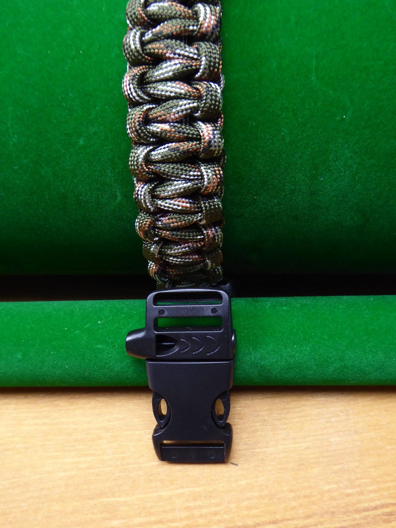 Paracord Buckle Bracelet kits with choice of colours Paracord Huggins Attic Green Camo Black Plastic whistle Buckle  [Huggins attic]