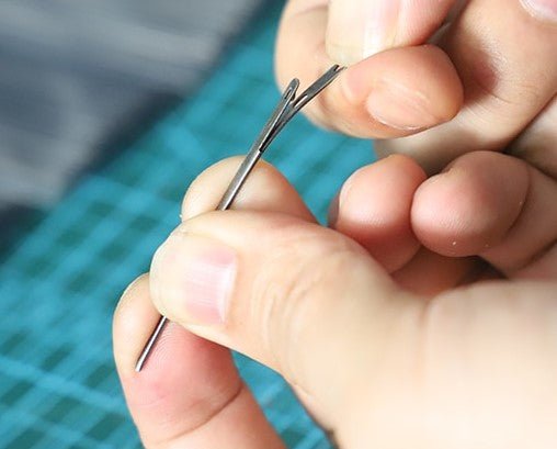 Leather thonging Lacing Needles, specialized Leathercraft tool Huggins Attic    [Huggins attic]