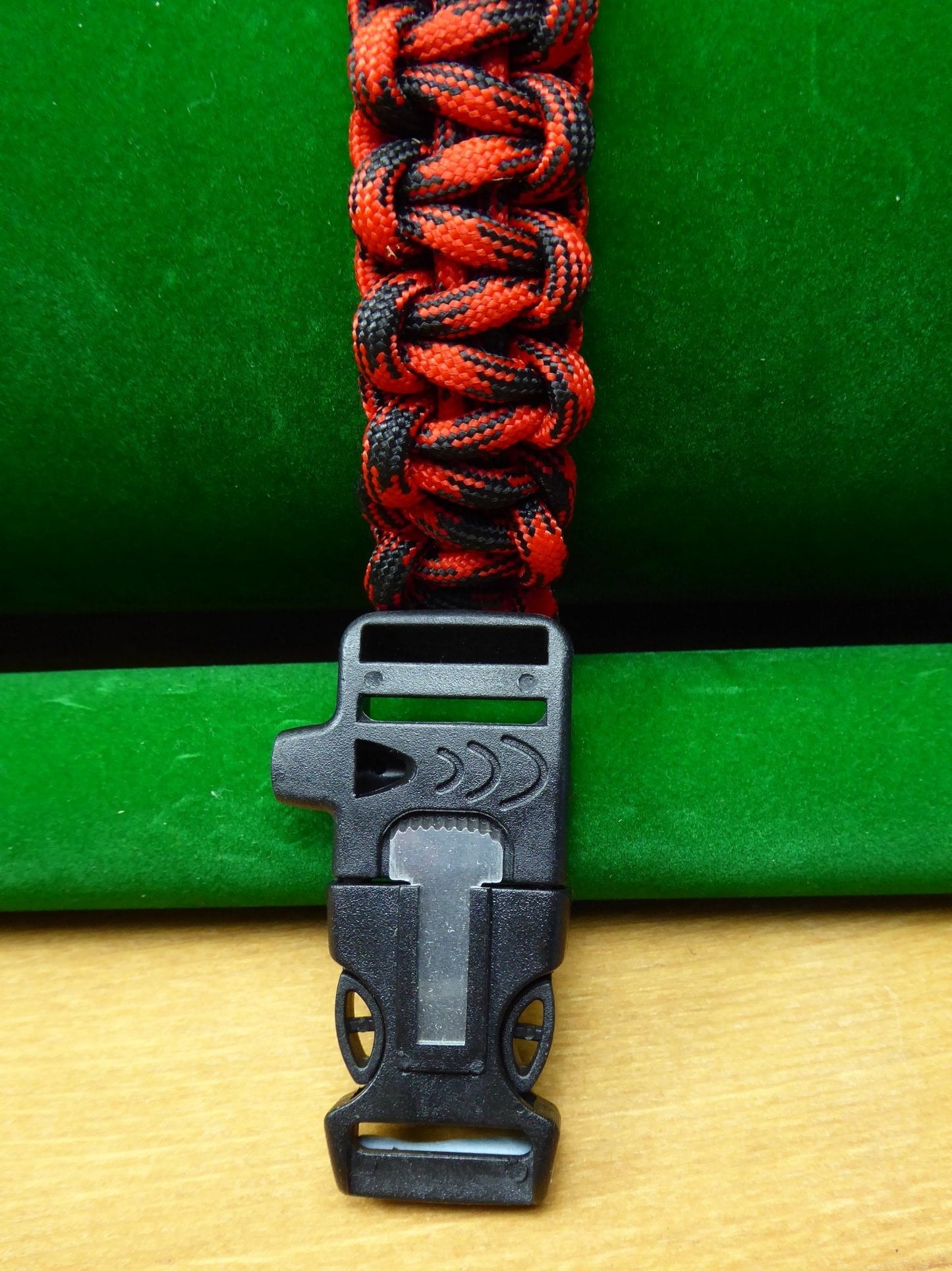 Paracord Buckle Bracelet kits even more colours Paracord Huggins Attic Red & Black Black Plastic firesteel & whistle  [Huggins attic]