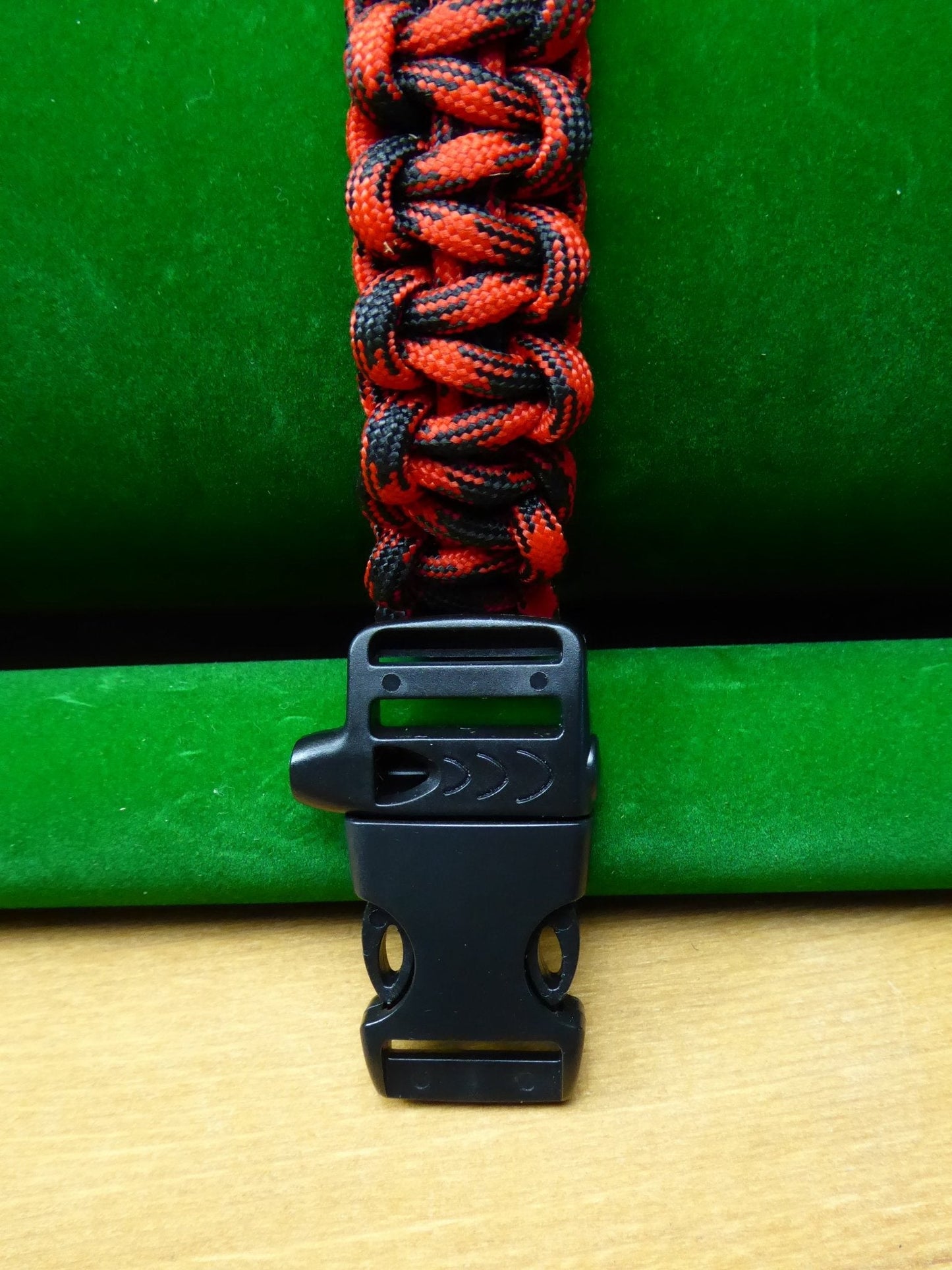Paracord Buckle Bracelet kits even more colours Paracord Huggins Attic Red & Black Black Plastic whistle  [Huggins attic]