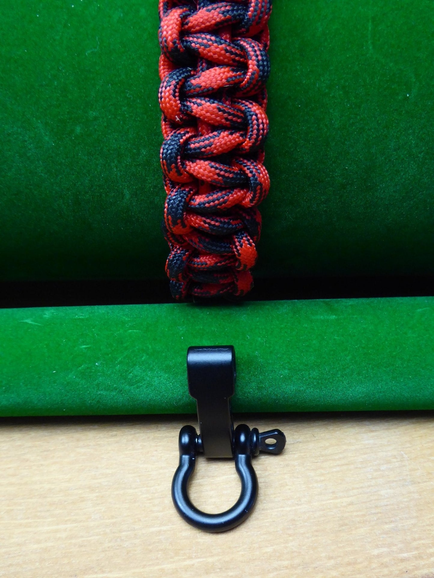 Paracord Buckle Bracelet kits even more colours Paracord Huggins Attic Red & Black Black Metal Buckle  [Huggins attic]
