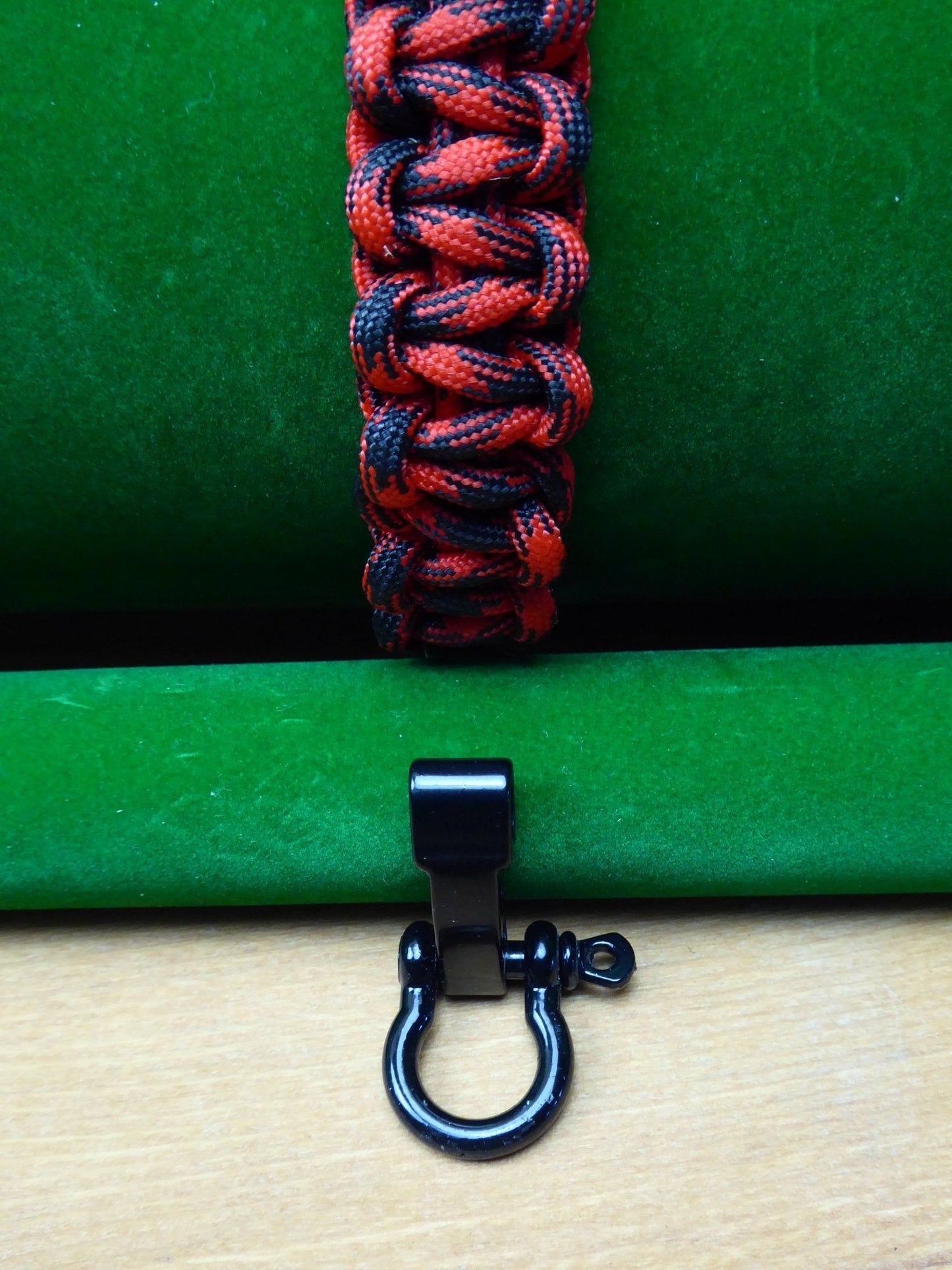 Paracord Buckle Bracelet kits even more colours Paracord Huggins Attic Red & Black Shiny Black Buckle  [Huggins attic]