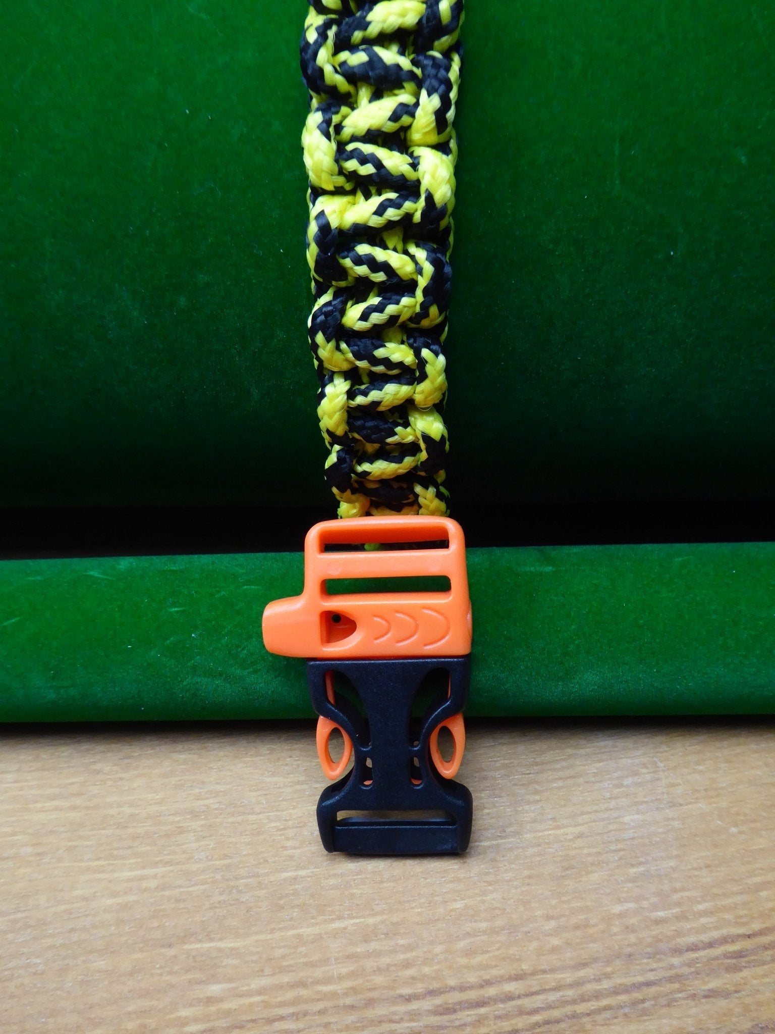 Paracord Buckle Bracelet kits choice of colours Paracord Huggins Attic    [Huggins attic]