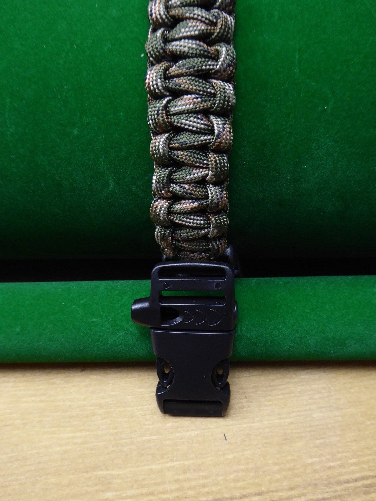 Paracord Buckle Bracelet kits choice of colours Paracord Huggins Attic    [Huggins attic]