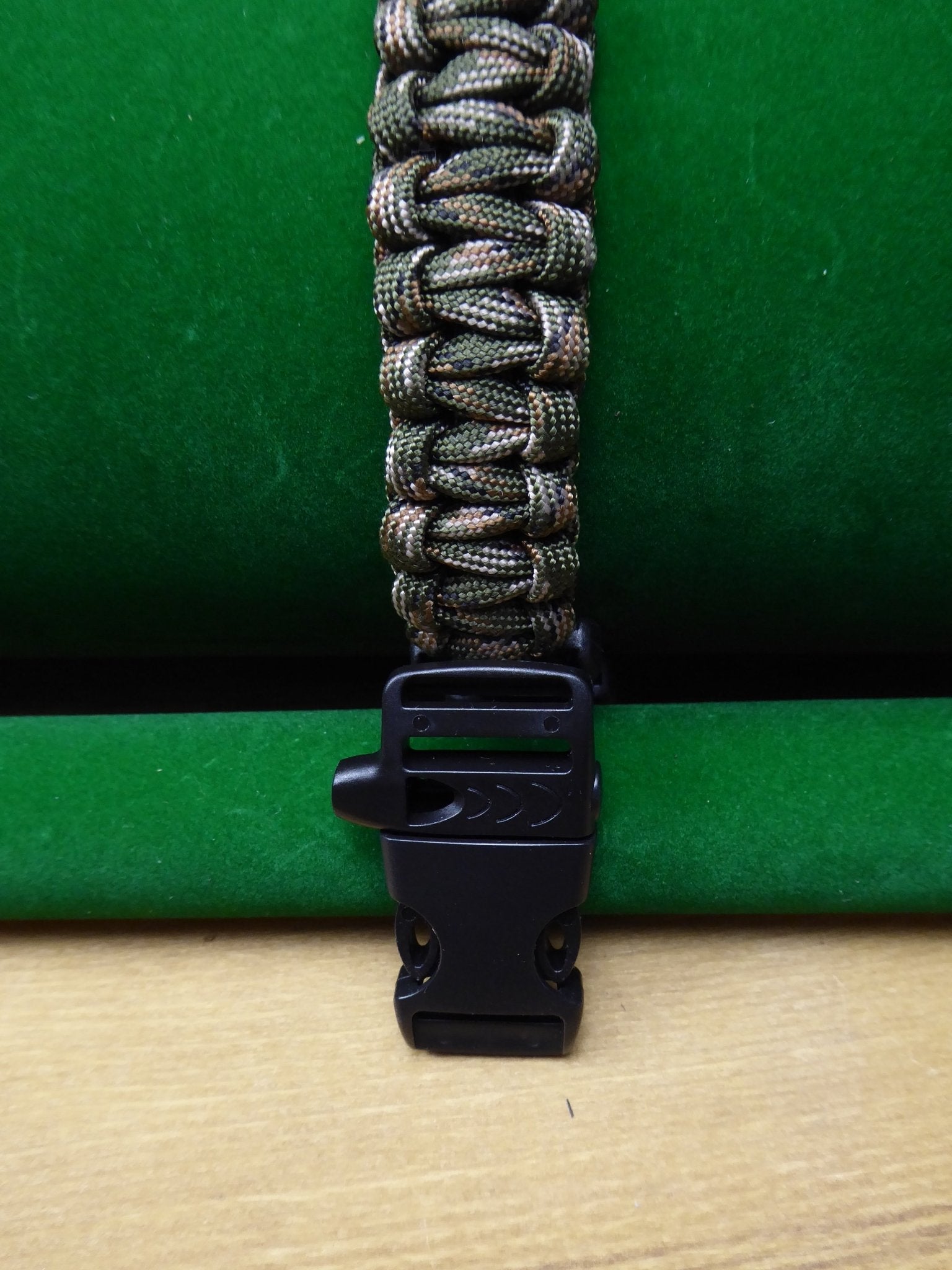 Paracord Buckle Bracelet kits choice of colours Paracord Huggins Attic    [Huggins attic]