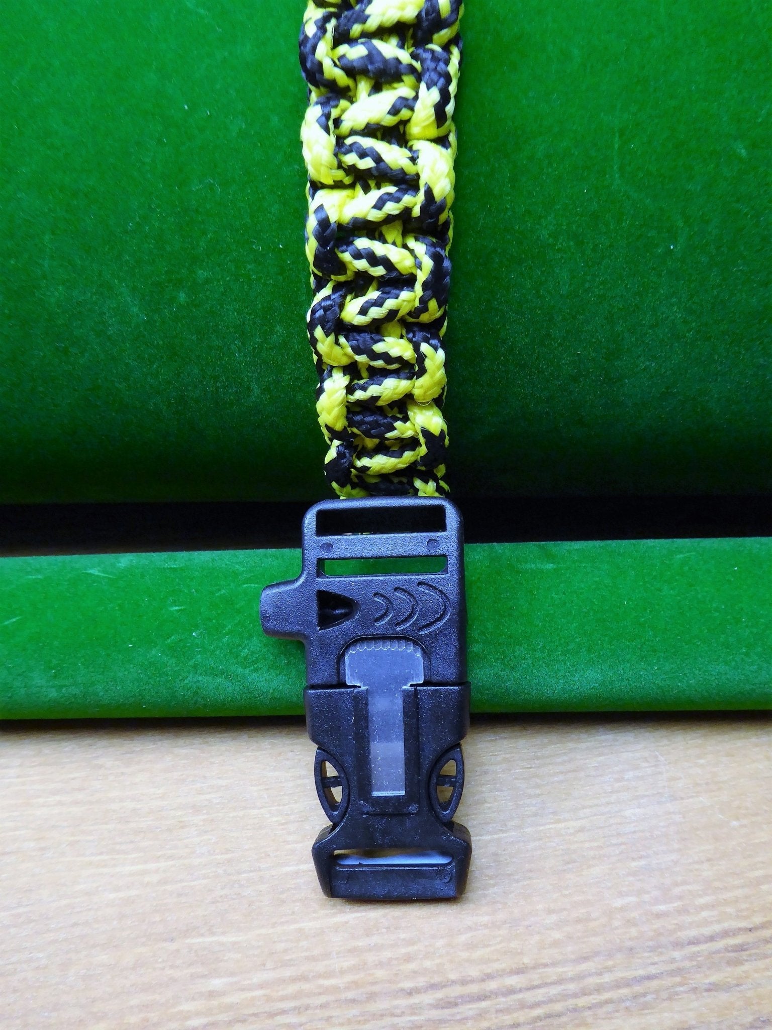 Paracord Buckle Bracelet kits choice of colours Paracord Huggins Attic    [Huggins attic]