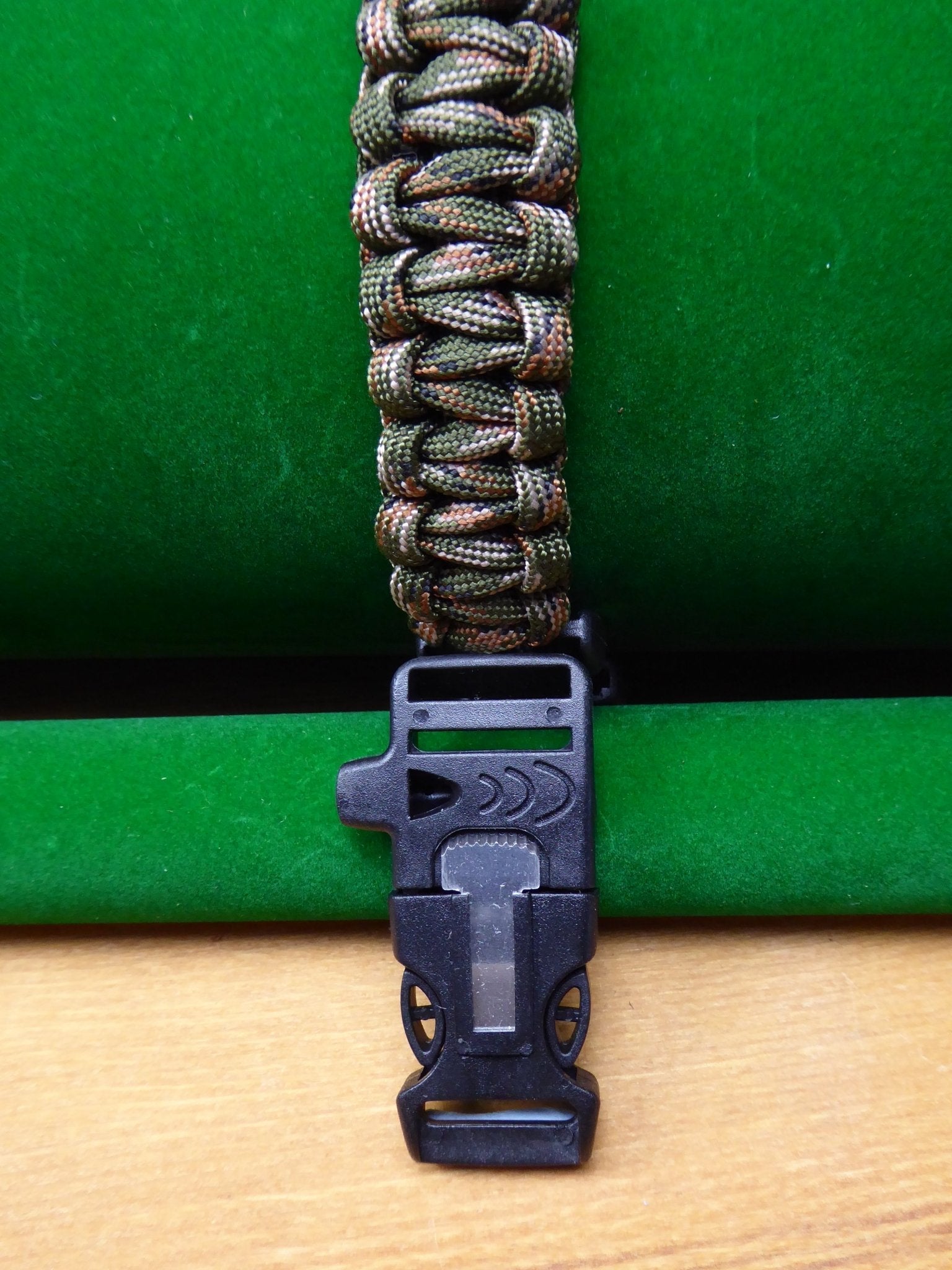 Paracord Buckle Bracelet kits choice of colours Paracord Huggins Attic    [Huggins attic]