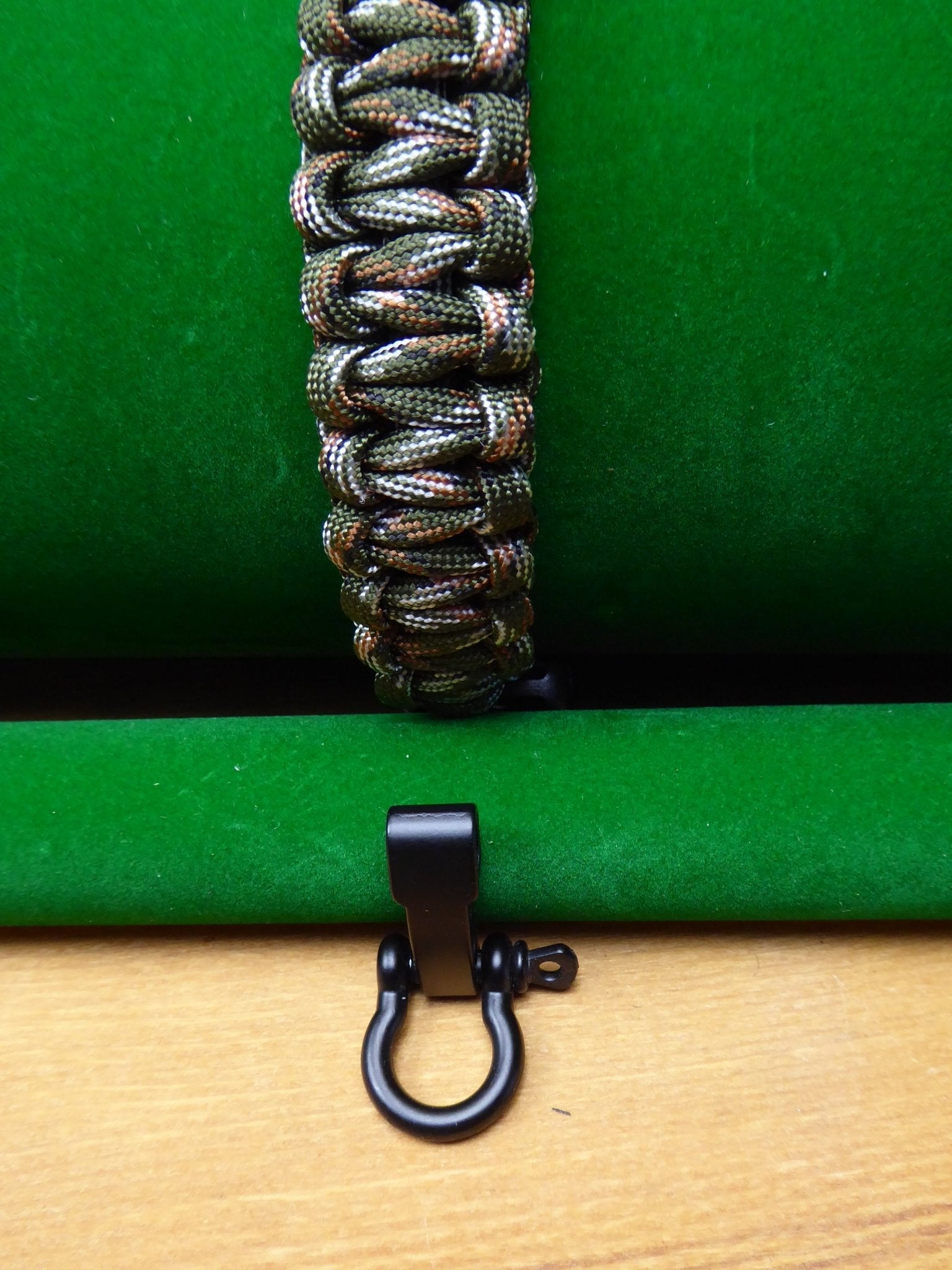 Paracord Buckle Bracelet kits choice of colours Paracord Huggins Attic    [Huggins attic]