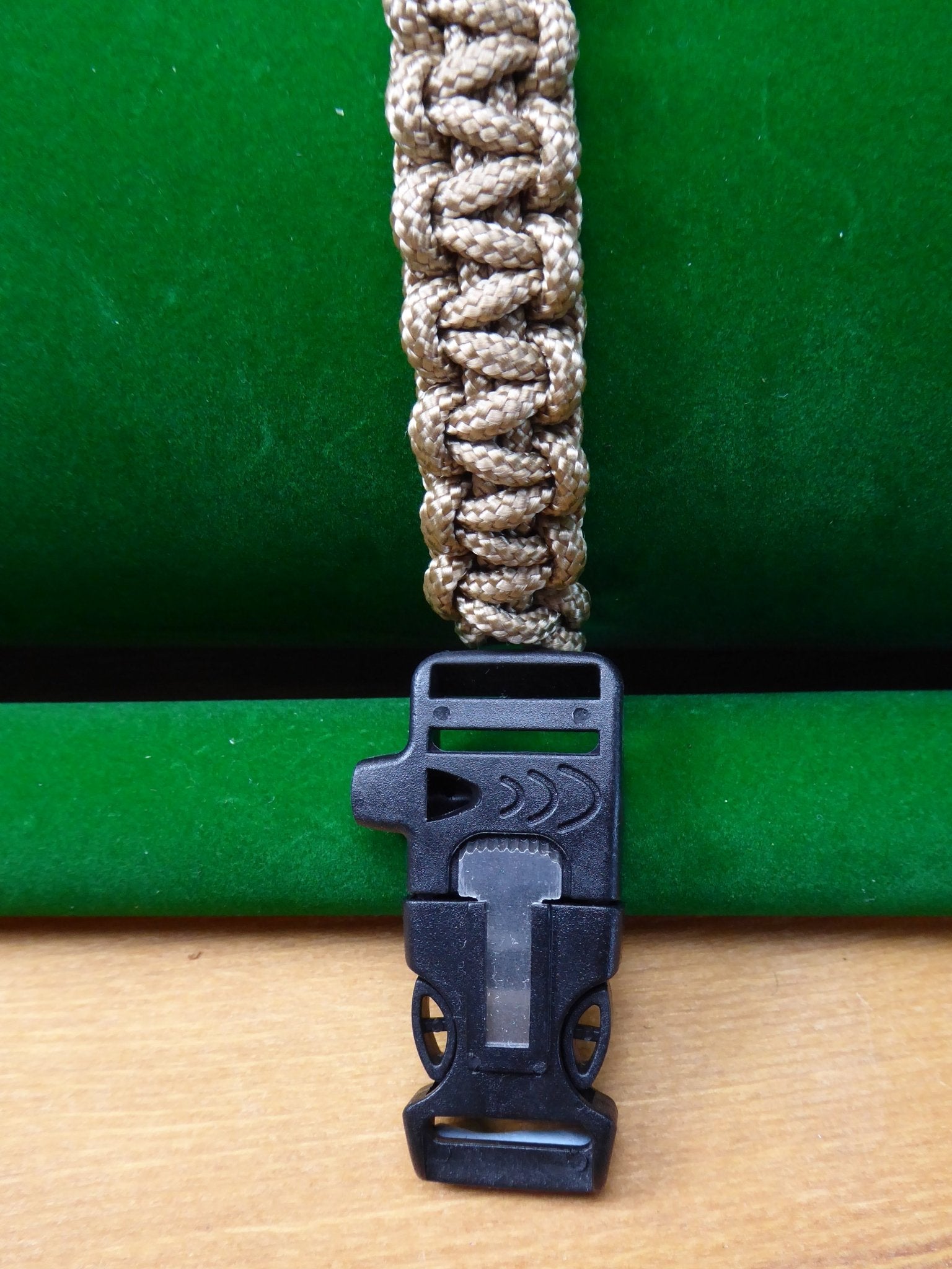 Paracord Buckle Bracelet kits choice of colours Paracord Huggins Attic    [Huggins attic]