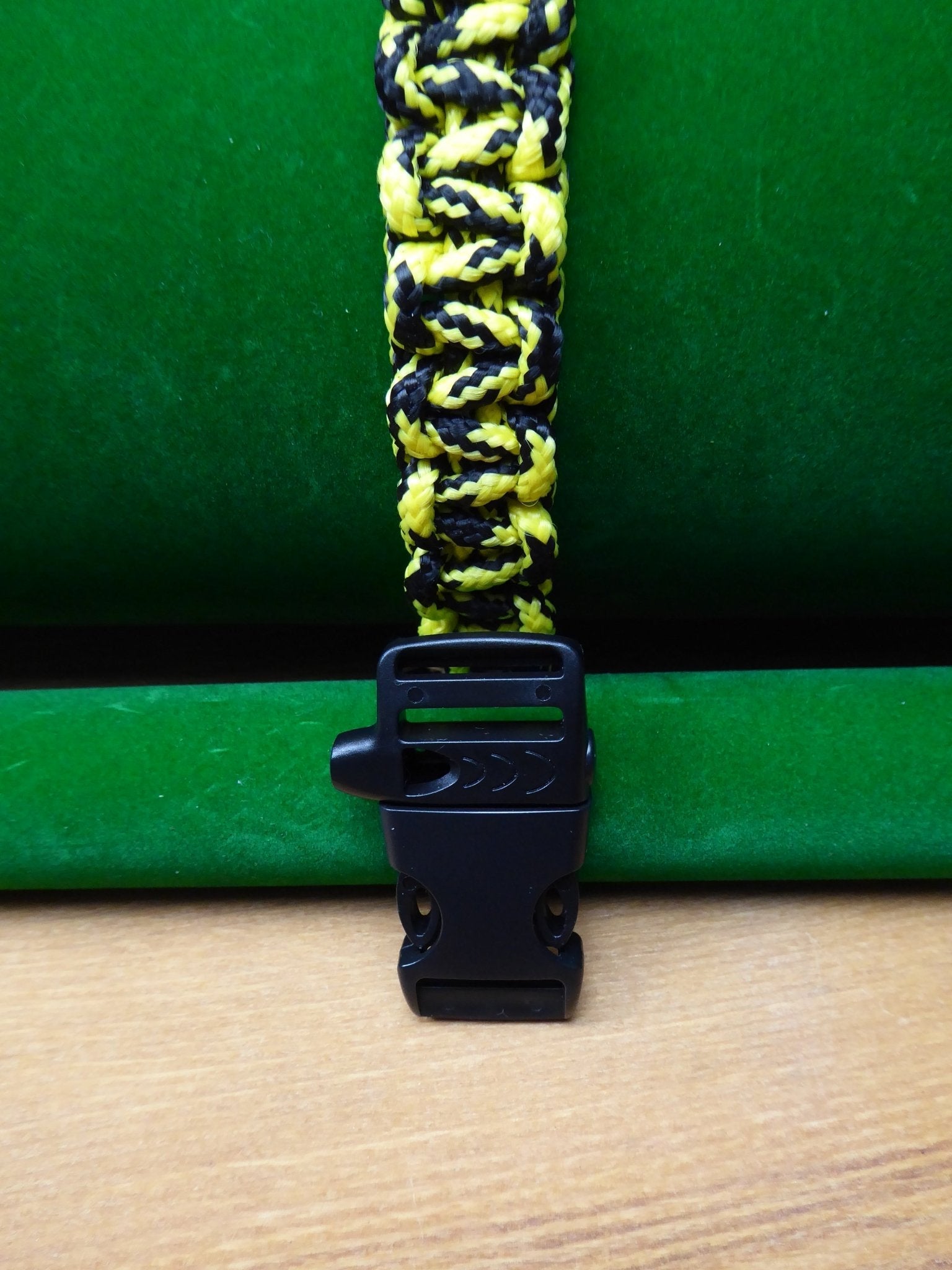 Paracord Buckle Bracelet kits choice of colours Paracord Huggins Attic    [Huggins attic]