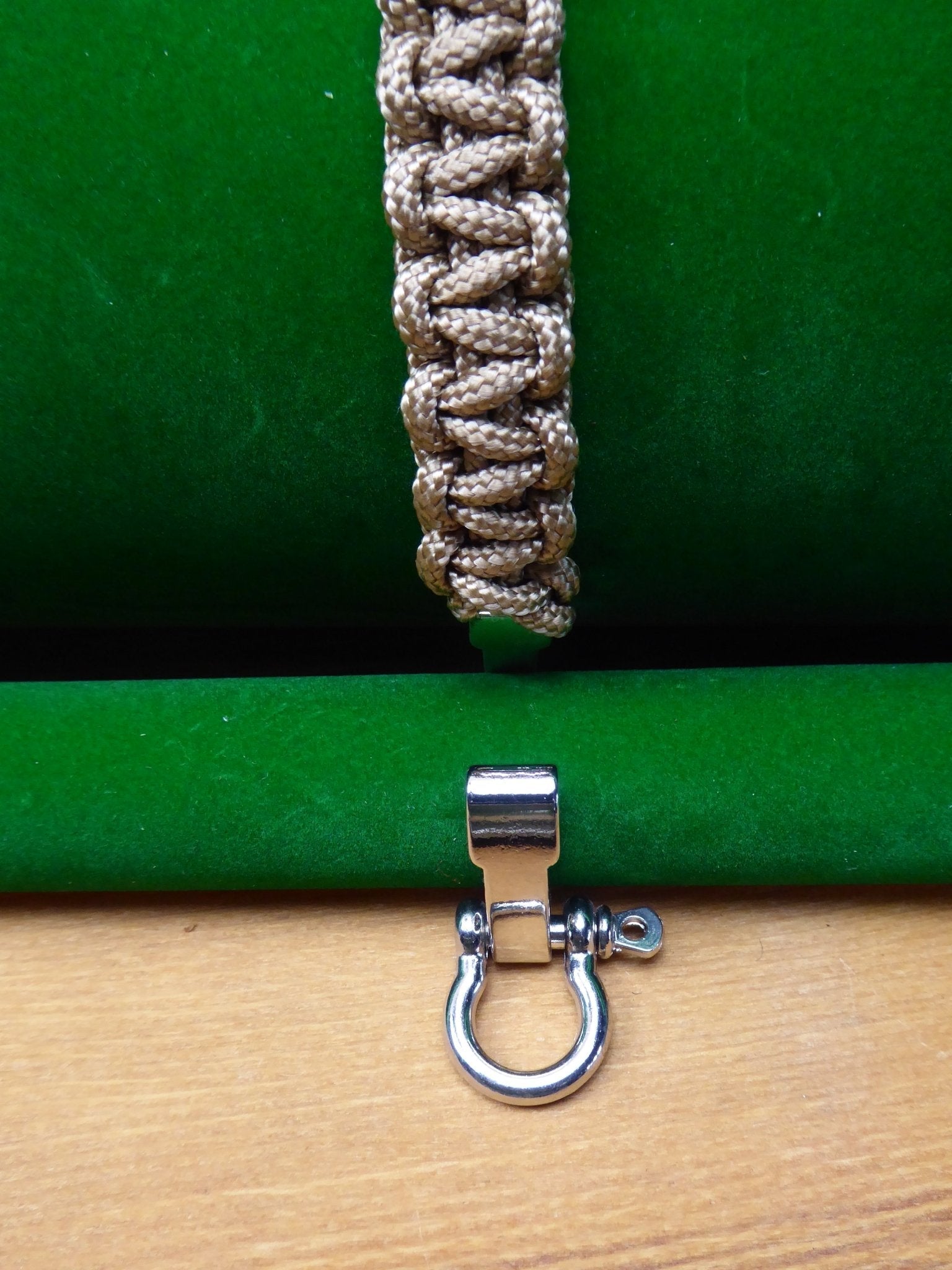 Paracord Buckle Bracelet kits choice of colours Paracord Huggins Attic    [Huggins attic]