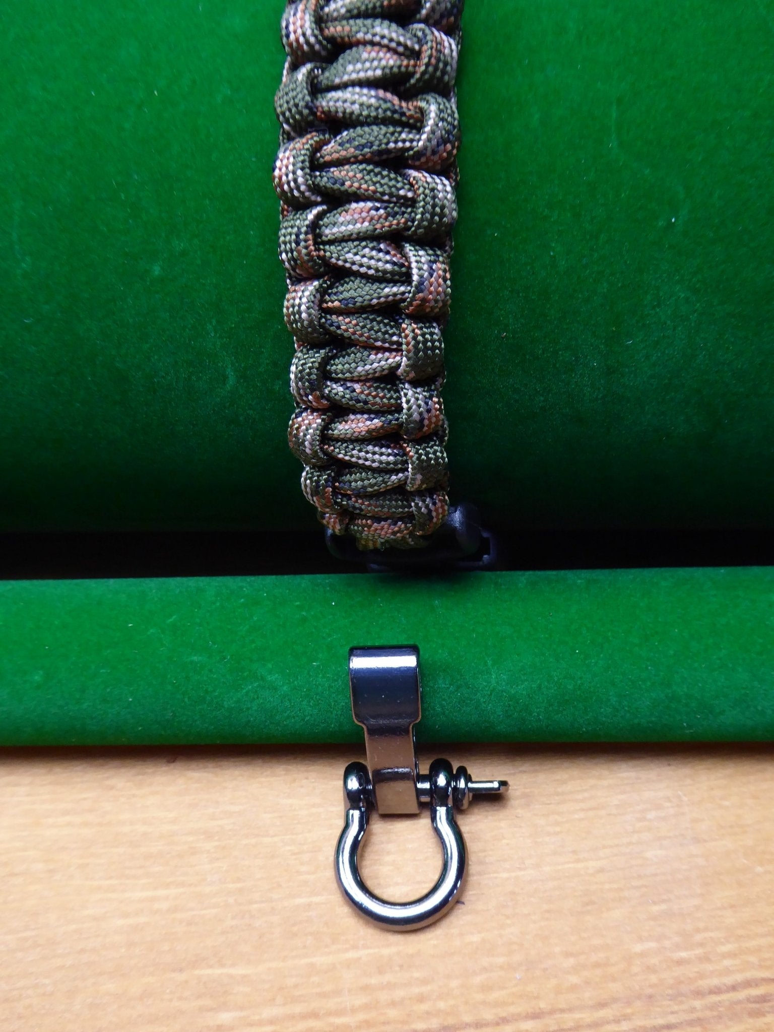 Paracord Buckle Bracelet kits choice of colours Paracord Huggins Attic    [Huggins attic]