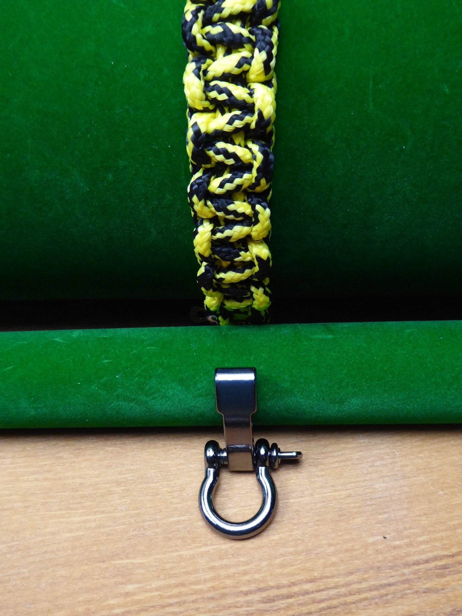 Paracord Buckle Bracelet kits choice of colours Paracord Huggins Attic    [Huggins attic]