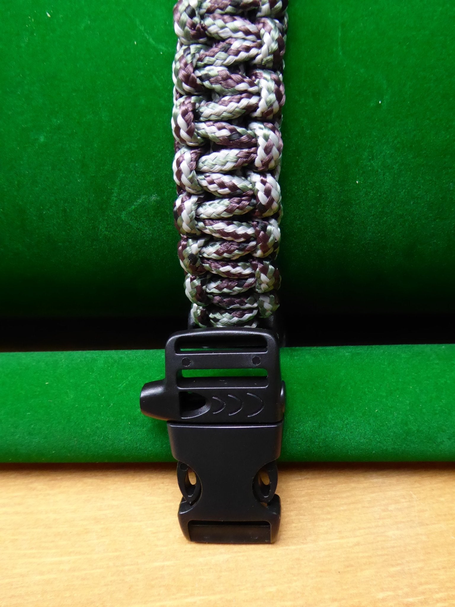 Paracord Buckle Bracelet kits with choice of colours Paracord Huggins Attic Silver Birch Black Plastic whistle Buckle  [Huggins attic]